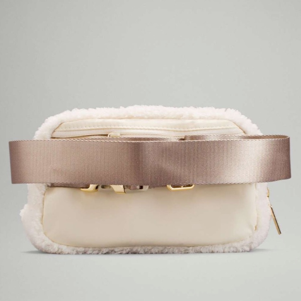 Lululemon Everywhere belt bag Sherpa fleece white ivory - Picture 2 of 8